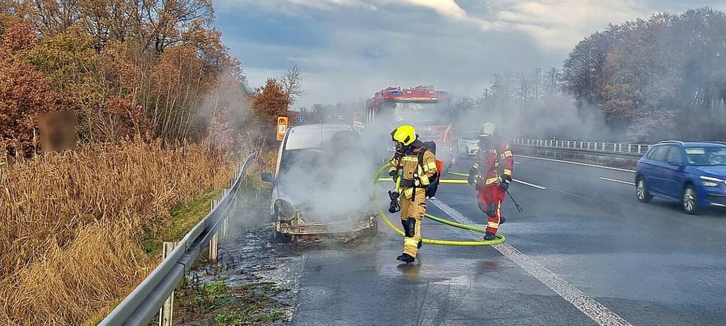 Ein Transporter brannte auf der A9 bei Dessau aus. Die Feuerwehr konnte den Brand löschen.
