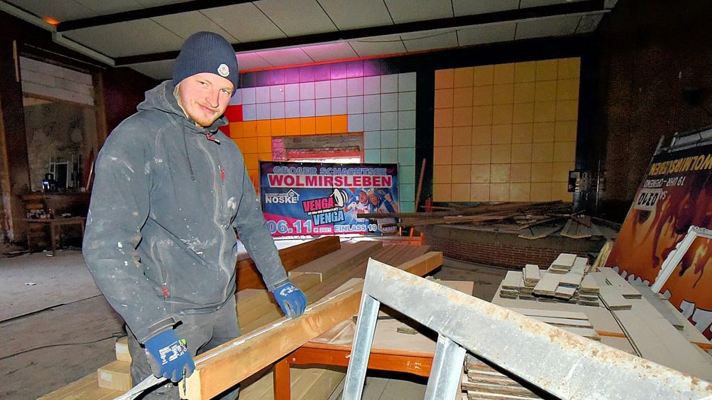 Max Kogel aus Wolmirsleben kümmert sich in der Zeit der Schließung der Schiffsgaststätte in Breitenhagen um die Baustelle in Calbe.