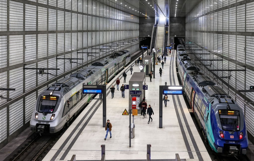 Zwei S-Bahnen stehen in der Station Wilhelm-Leuschner-Platz im City Tunnel.