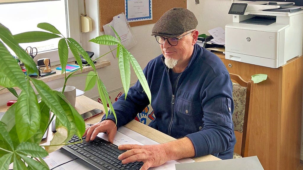 Hardo Pacyna im Büro der Interessengemeinschaft „offen.bunt.anders“.