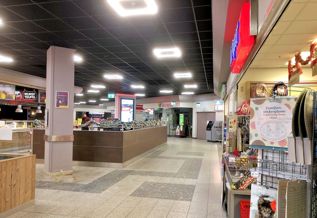 Die Mall hat sich schon gewandelt – vor allem die neue Decke mit Beleuchtung fällt ins Auge.
