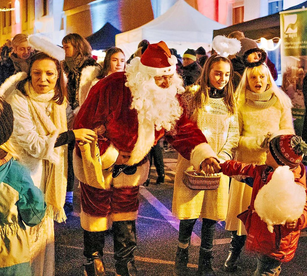 Höhepunkt des Buckauer Weihnachtsspektakels ist der Umzug des Weihnachtsmannes. Mit seinen Engeln und Elfen, allesamt Buckauer Kinder und Frauen, verteilt er Süßigkeiten an die Gäste.