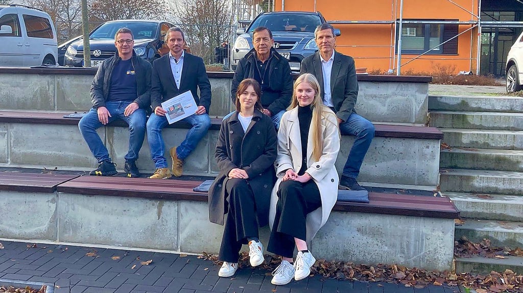 Die Wittenberger Firma Bauunion hat der Evangelischen Gesamtschule „Philipp Melanchthon“ in der Lutherstadt eine Sitzgruppe errichtet und gespendet, hier zu sehen sind: Mette Golembek (vorn links) und Celine Schmidt sowie Stefan Bolz, Jens Kühnast, Kurt Bolz und Ingo Kliche (v.l.n.r.)