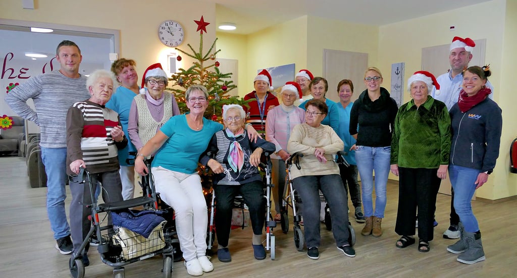 Das fröhliches Weihnachtsbasteln ist nach fünf Tagen zu Ende. Die Besucher der Tagespflege Däumichen in Prettin bedanken sich bei Wittig-Marktleiter Marcel Schlobach (2. v. r.) und Mitarbeiterin Nicole Schurad (rechts) für die tolle Zusammenarbeit.