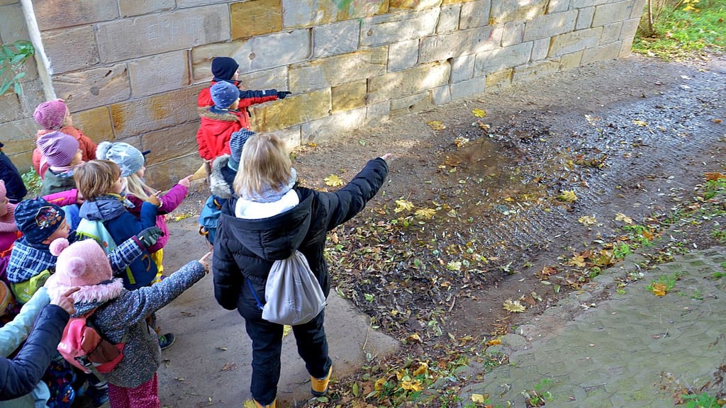 „Holla, die Waldfee!“ Kinder von der Kita Struwwelpeter Staßfurt kommen auf dem Europaradweg R1 nicht weiter, weil der zwischen Hohenerxleben und Neugattersleben unter der ehemaligen Kanonenbahnbrücke im Schlamm endet.