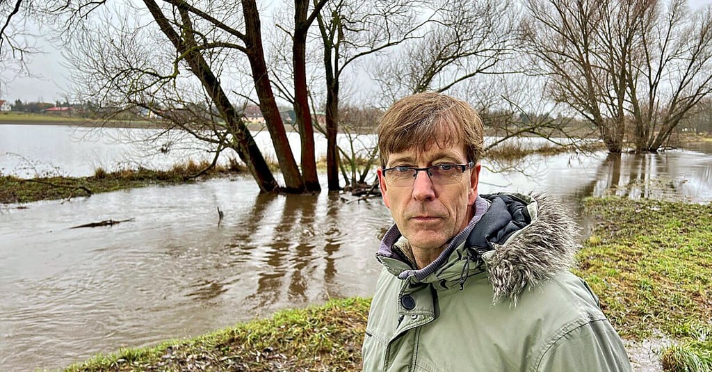 Rolf Rieken aus Ilberstedt ist besorgt wegen des Hochwassers der Wipper.