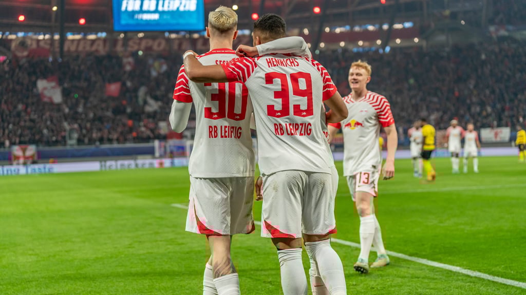 Hatten sich lieb: die RB-Spieler Benjamin Henrichs und Benjamin Sesko