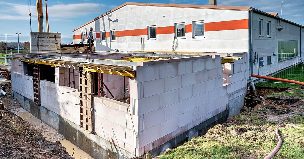Von Weitem gut sichtbar kündet ein Baukran von einem Projekt in Stößen. Das Domizil der Feuerwehr erhält den längst überfälligen Anbau.