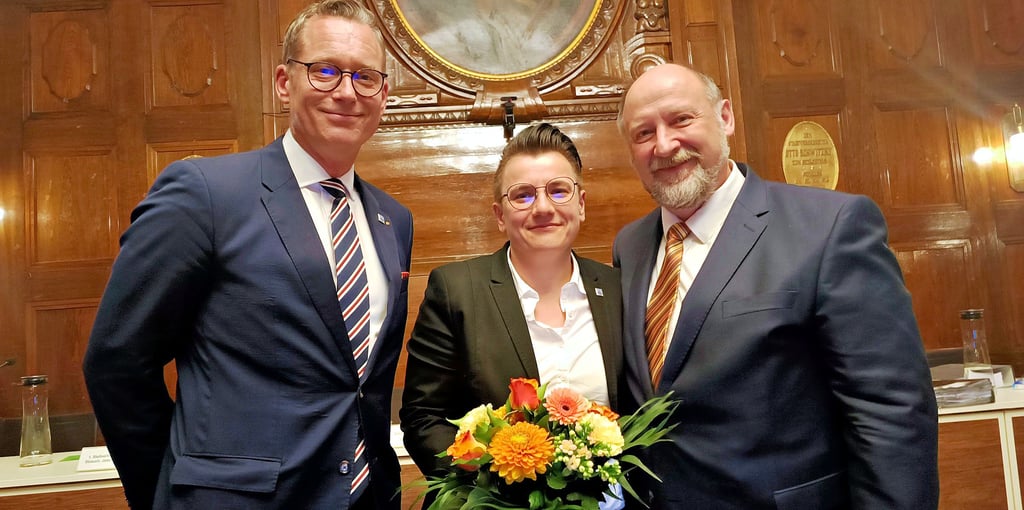 Mit nur einer Gegenstimme und 26 Ja-Stimmen wurde Kathrin Weber als Zeitzer Bürgermeisterin wiedergewählt. Oberbürgermeister Christian Thieme (links) und Stadtratsvorsitzender Ulf Altmann (beide CDU) gratulierten.