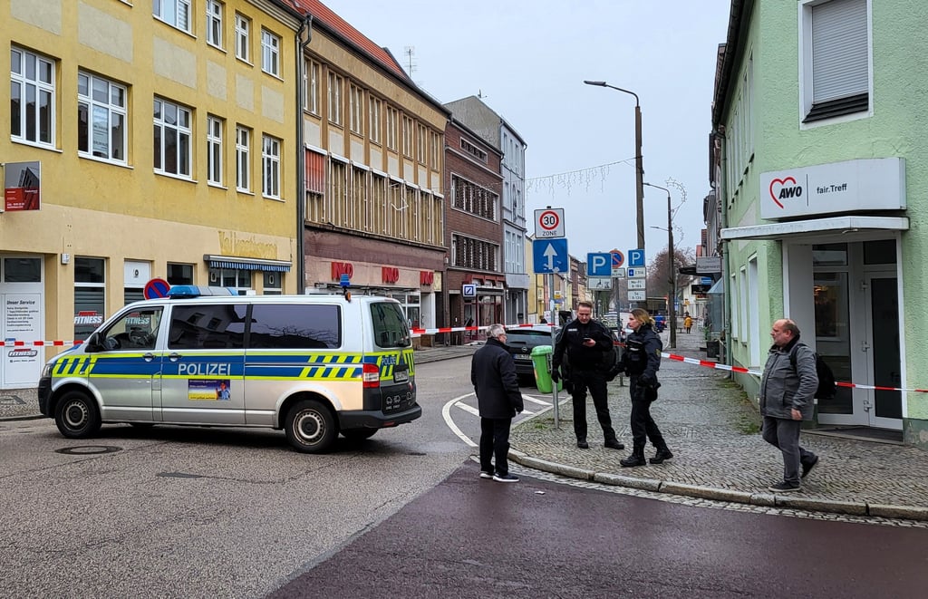 In Genthin wurde ein Geldautomat aufgesprengt. Die Polizei riegelte bis Mittag den betroffenen Abschnitt der Brandenburger Straße ab.