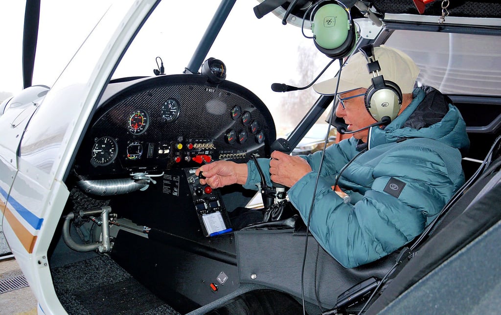 Fluglehrer Ulrich Heißig unterrichtet seine Schüler auf dem Stendaler Flugplatz in einem Ultraleichtflugzeug Typ C42.