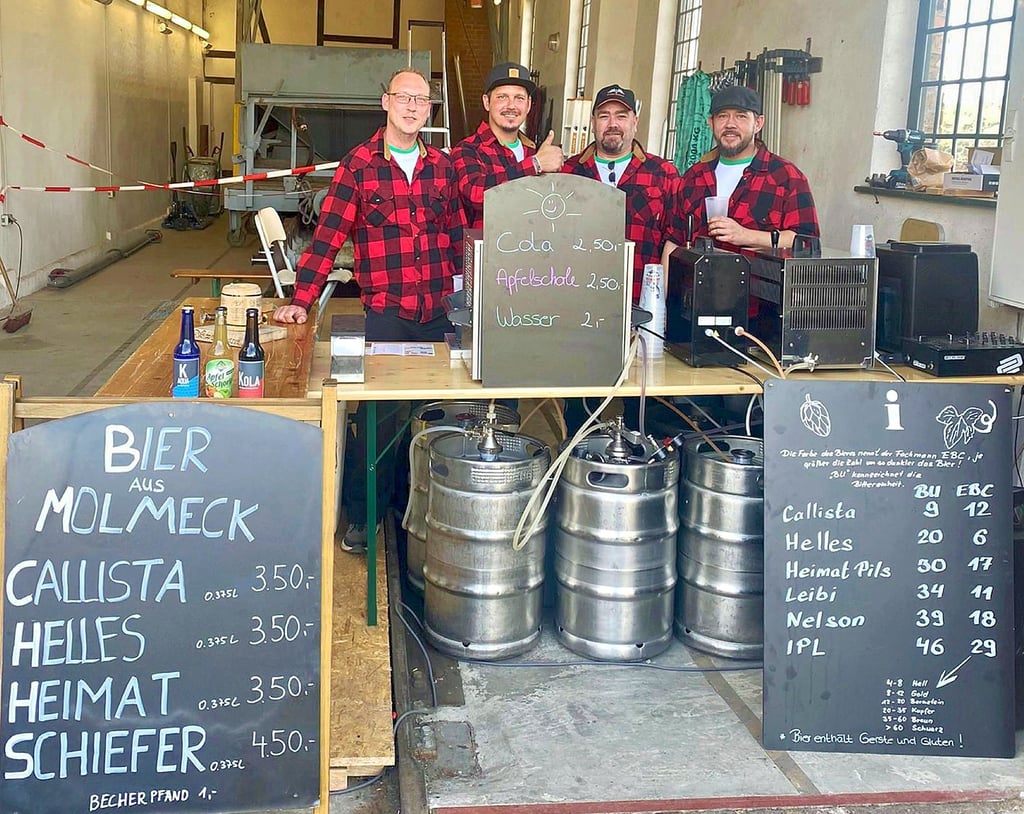 Aus dem Hettstedter Bier „Krft" ist das "Brauwerk Lichtloch 23 UG" geworden. Bei regionalen Veranstaltungen, wie hier im Lokschuppen der Bergwerksbahn, sind die Bierbrauer um André Fingas (2.v.li.) und Martin Busch (re.) regelmßig dabei.