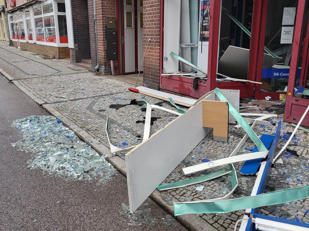 Das Holzmobiliar wurde bei der Automatensprengung in Genthin ebenfalls in Mitleidenschaft gezogen.