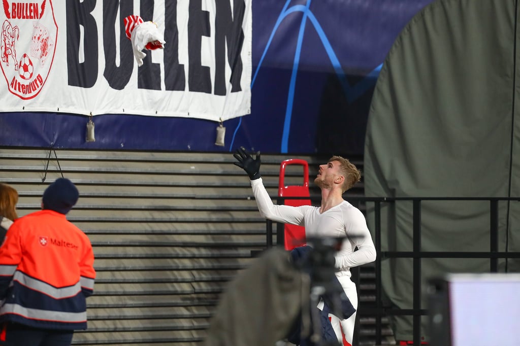 Timo Werner wirft sein Trikot nach Abpfiff in die Menge.