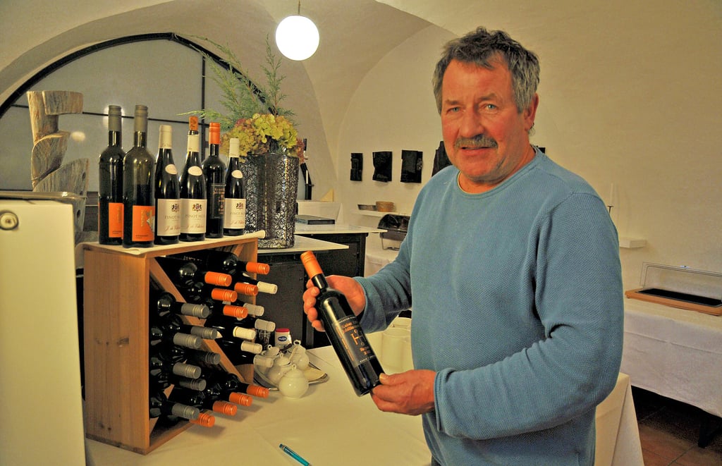 Meinrad Betschart sucht den passenden Wein fürs Essen aus.