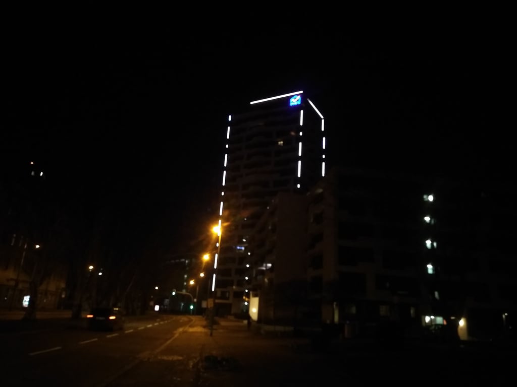 Leuchtende Kanten zeichnen den Luisenturm in den Himmel über Magdeburg