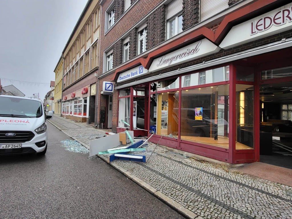 Die Brandenburger Straße in Genthin wurde durch die Polizei nach einer Bankautomatensprengung abgeriegelt.
