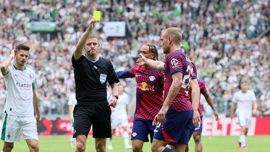Robert Schröder zeigt David Raum (r.) die gelbe Karte.