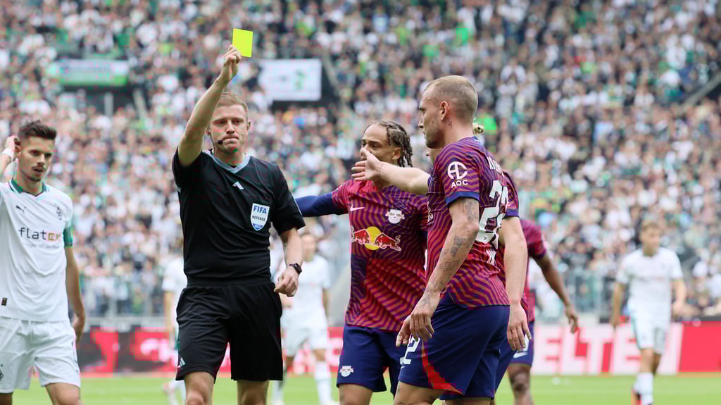 Robert Schröder zeigt David Raum (r.) die gelbe Karte.