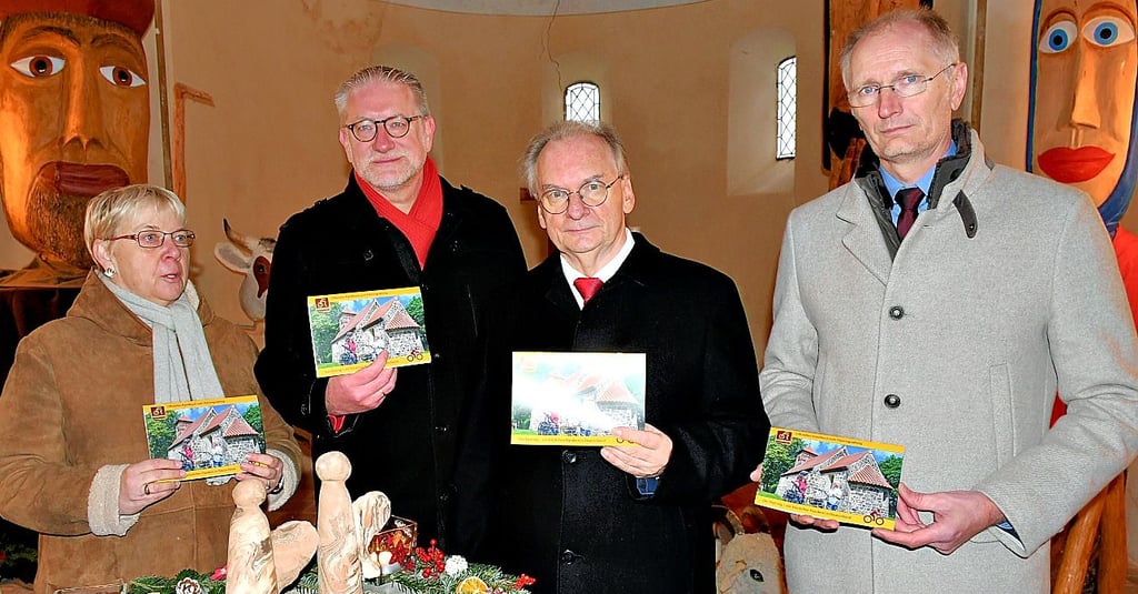 Elke Witt, Pfarrer Lutz-Michael Sylvester, Reiner Haseloff und Andreas Dittmann (v.l.) präsentieren die Broschüre für den Flämingradweg.
