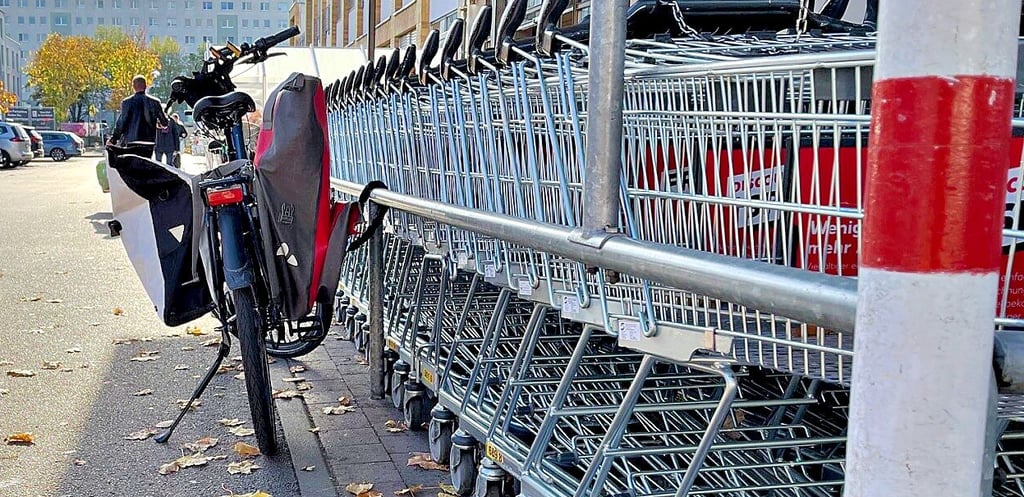 Manchmal dient auch der Einkaufswagenständer als Radparkplatz.