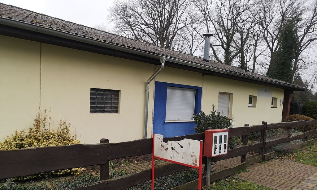 Die Golfklause schläft den Dornröschenschlaf. Doch eigentlich wollen Jugendliche dort rein.