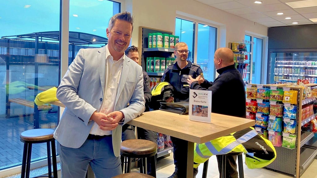 Auf dem Sicherheitsgroßparkplatz für Lkw in Vockerode gibt es jetzt auch einen Shop. Diesen Freitag hat „XXLkw“-Chef Gerhard Hauptstein (l.) dort unter anderem über einen neuen Tarif fürs Parken informiert.