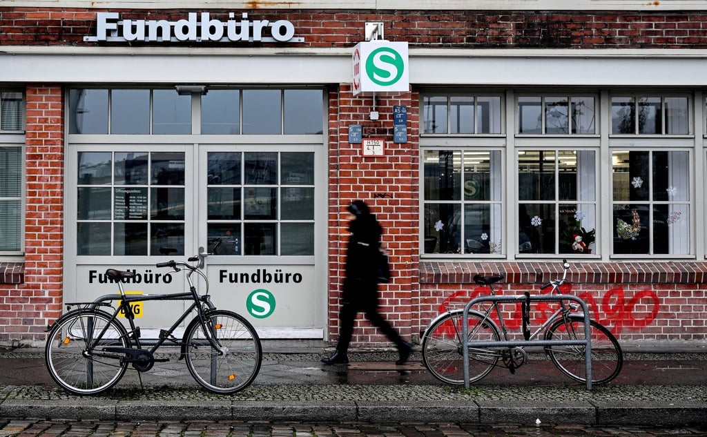 Außenaufnahme des Fundbüros der Berliner Verkehrsbetriebe (BVG) an der Warschauer Straße. Mehr als 50.000 Fundstücke haben die BVG in diesem Jahr in ihrem Fundbüro gezählt.