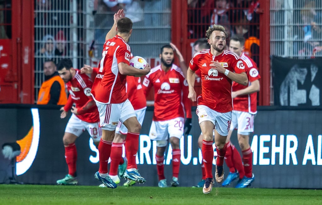 Unions Mannschaft freut sich über den späten Treffer zum 1:1.