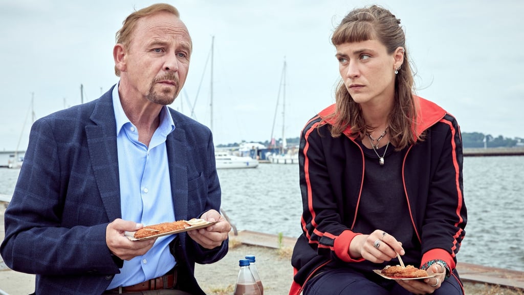 Jule Zabek (Sophie Pfennigstorf) und Karl Hidde (Alexander Held).
