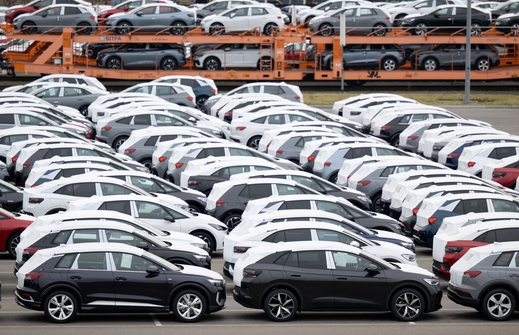 Auf einem Parkplatz im Werk von Volkswagen in Zwickau stehen Neufahrzeuge vor der Auslieferung.