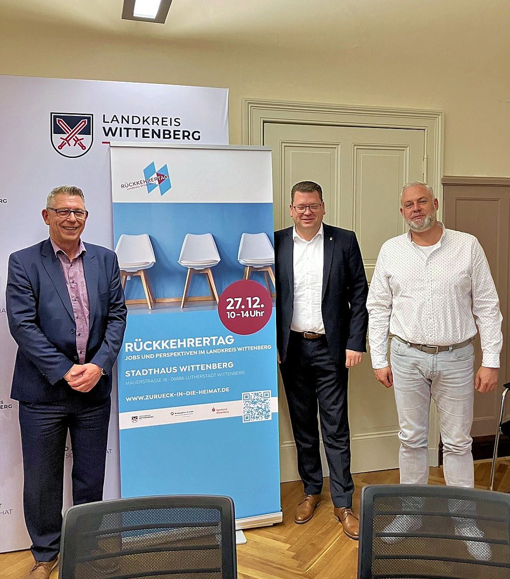 Von links: Agenturchef Olaf Ruch, Landrat Christian Tylsch und Logistik-Unternehmer Oliver Knauth werben für den Rückkehrertag 2023 am 27. Dezember von 10 bis 14 Uhr im Wittenberger Stadthaus.