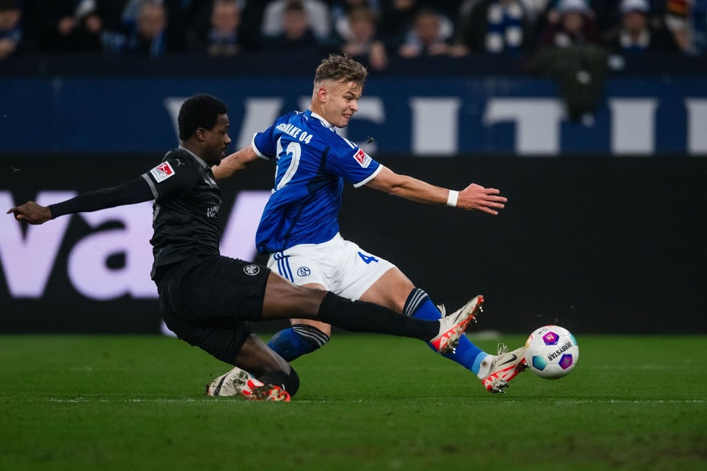Keke Topp (r) erzielte das erste Schalker Tor gegen Fürth.