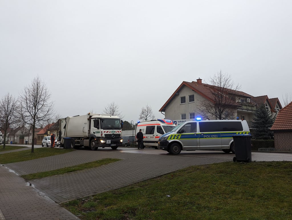 Die Polizei ist nach einem Unfall auf der B1 in Gerwisch vor Ort.