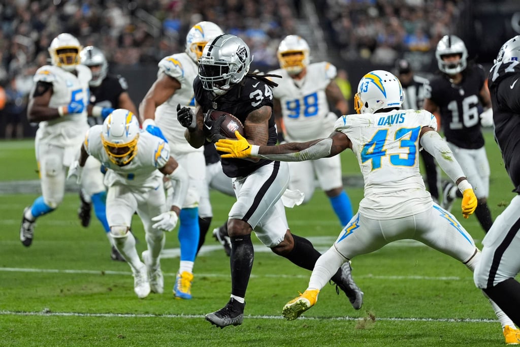 Brandon Bolden (M) von den Las Vegas Raiders auf dem Weg zum Touchdown.