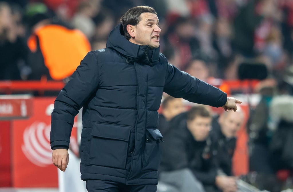 Trainer Gerardo Seoane von Mönchengladbach zeigt in eine Richtung.
