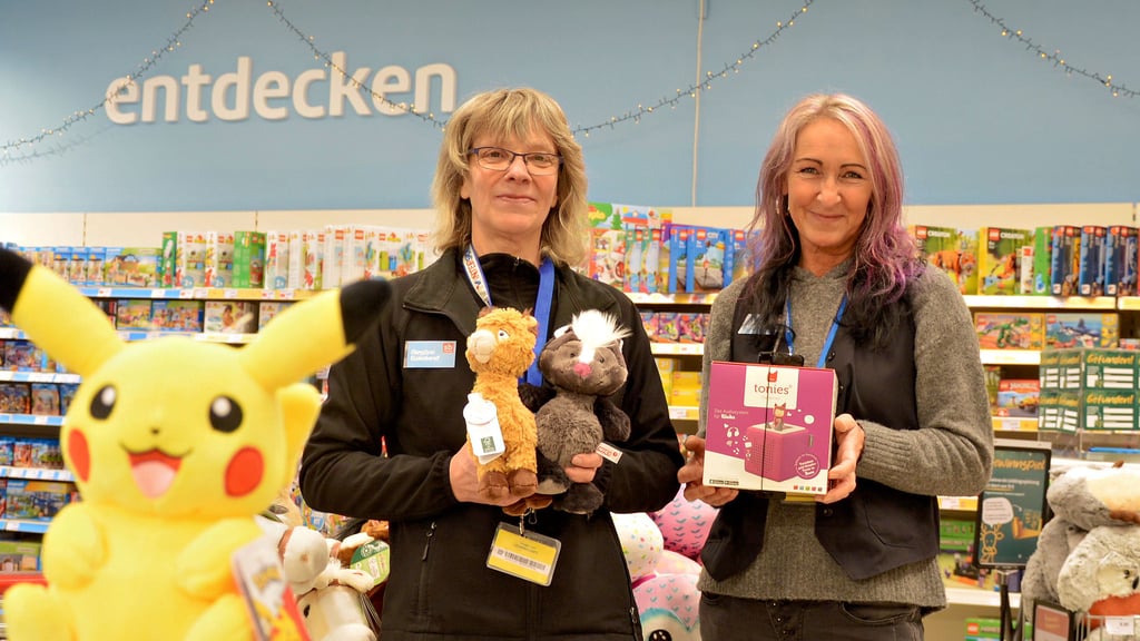Christine Bohnhardt (l.) und Janet Weller vom SB Lüning in Wolmirstedt wissen, welches Spielzeug nach Weihnachten nicht direkt in der Ecke landet.