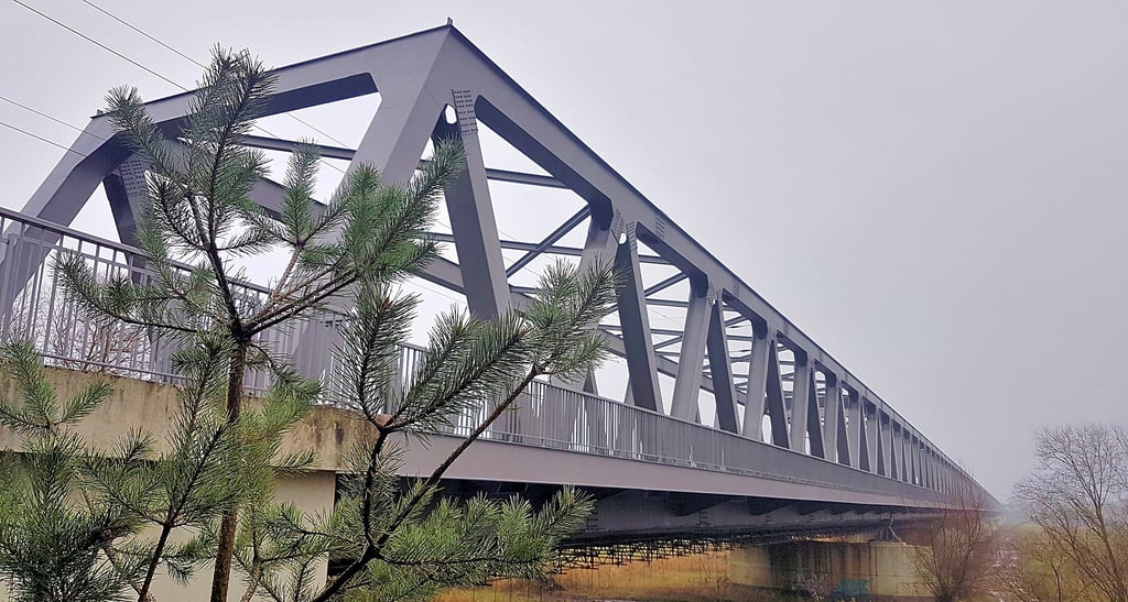 Ziemlich schnieke: Die Eisenbahnbrücke über die Elbe zwischen Losenrade und Wittenberge ist fertig saniert.