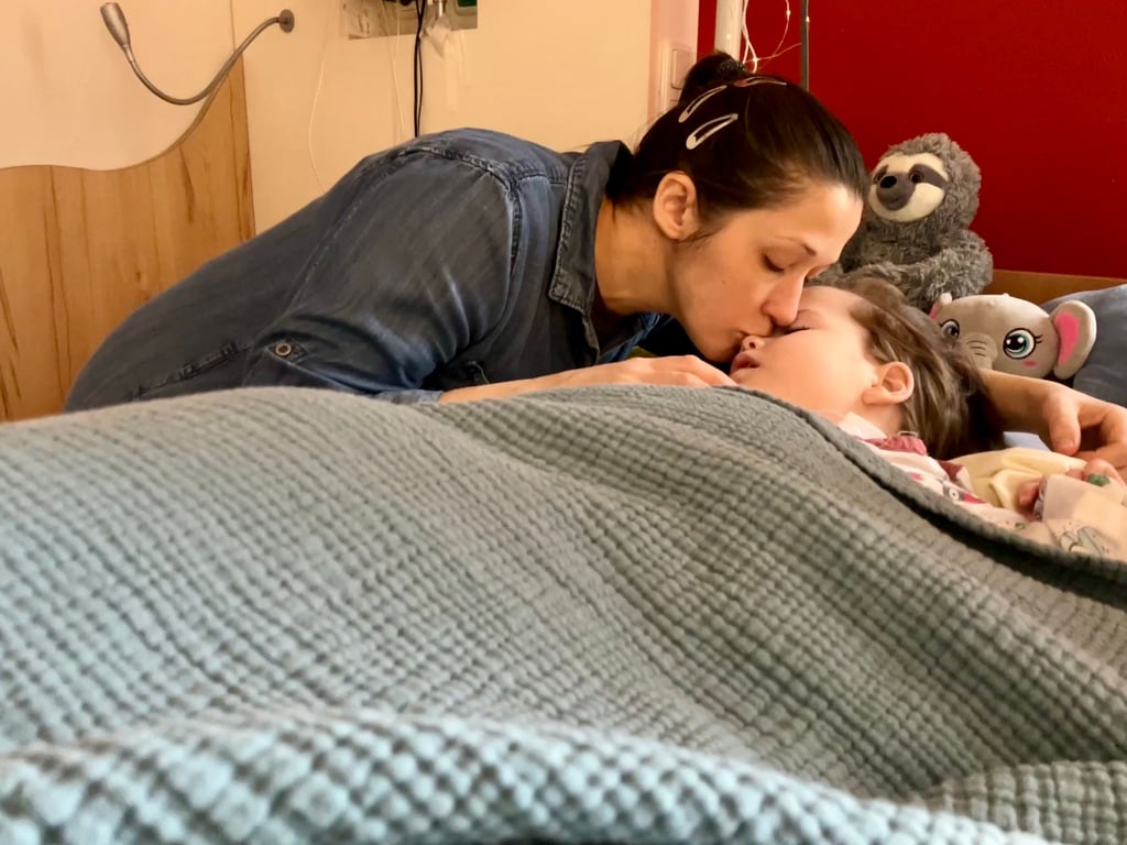 Elena Kravets betreut ihre Tochter im Hospiz in Magdeburg.