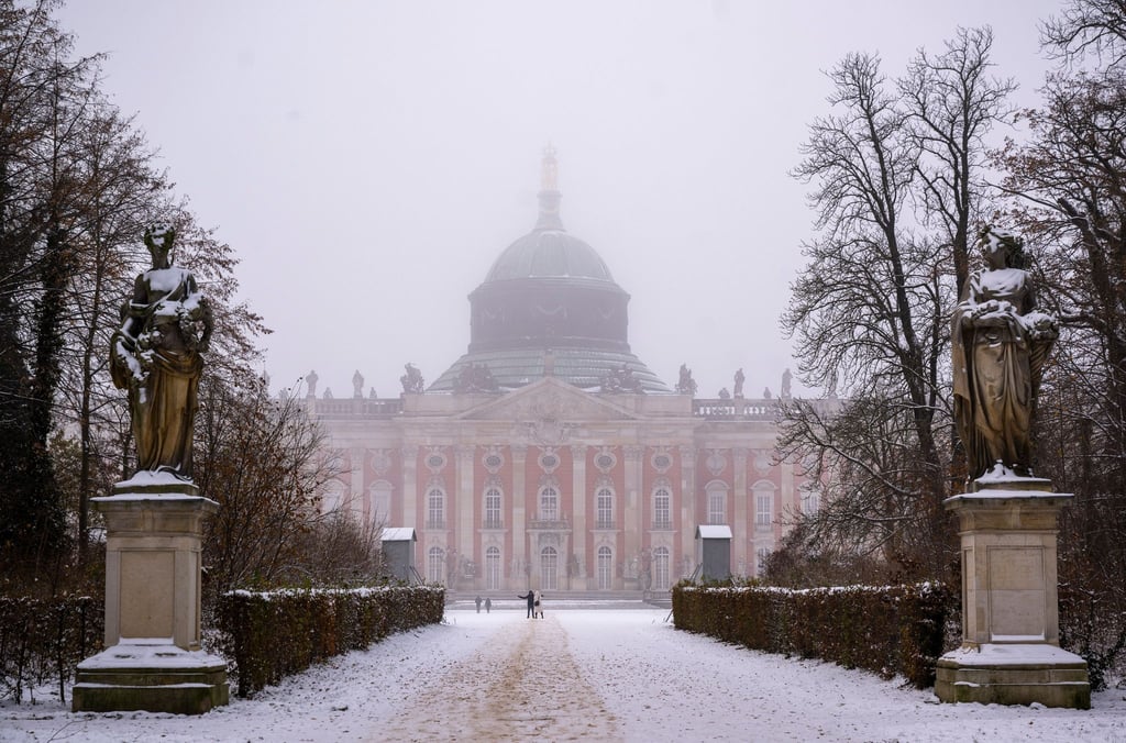 Dunst liegt bei winterlichem Wetter über der Kuppel des Neuen Palais im Park Sanssouci.