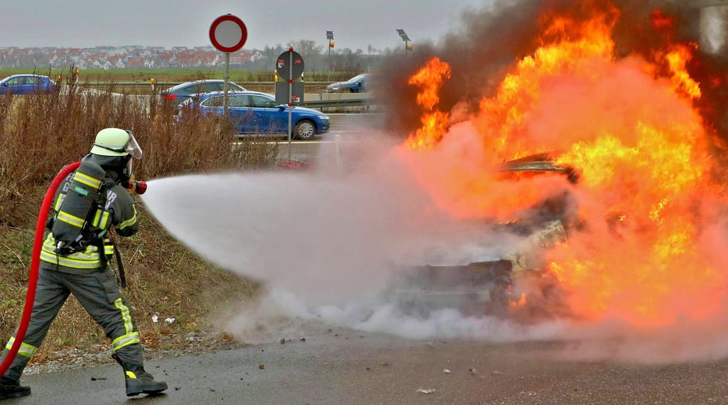 Stellen Elektrofahrzeuge ein erhöhtes Brandrisiko dar? Ein Vermieter in Halberstadt hat diese Frage für sich beantwortet und verbietet in seiner Tiefgarage das Parken von Hybrid- und Elektrofahrzeugen.