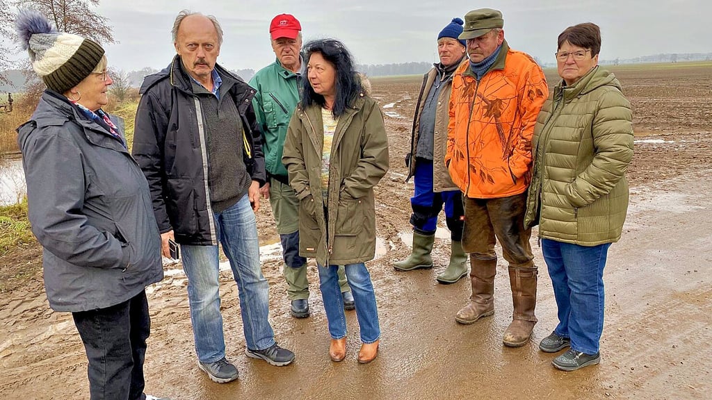 Jutta Göttert, Michael Däumichen (von links) und die anderen, die sich am Freitagvormittag auf der Straße hinter Gertrudshof treffen.