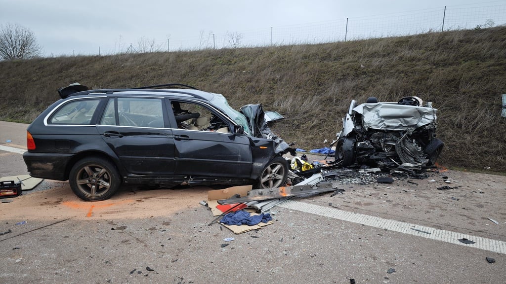 Auf der A38 zwischen Querfurt und Eisleben ist es zu einem tödlichen Unfall gekommen.