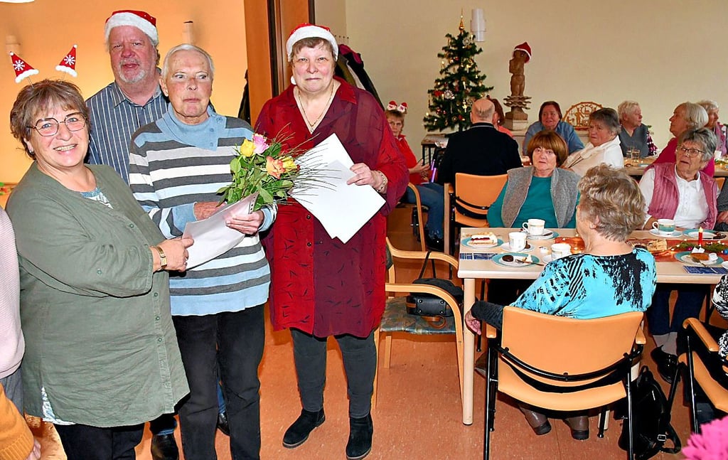 Sabine Fuchs (4. von links) nutzte die Weihnachtsfeier auch, um neue Mitglieder zu begrüßen und die vielen Helfer zu ehren.