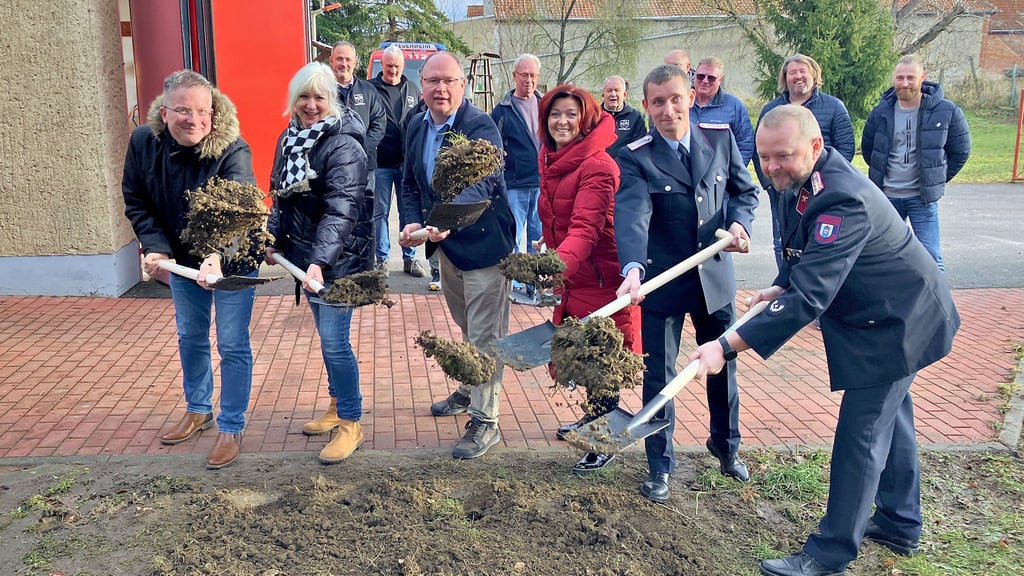 Symbolischer Spatenstich mit Bürgermeister Maik Zedschack (von links), Petra Schulze von der Stadtverwaltung, Ortsbürgermeister Eiko Franke, seiner Stellvertreterin Monique Theermann, Ortswehrleiter Torsten Bothe und Stadtwehrleiter Steffen Bornemann.