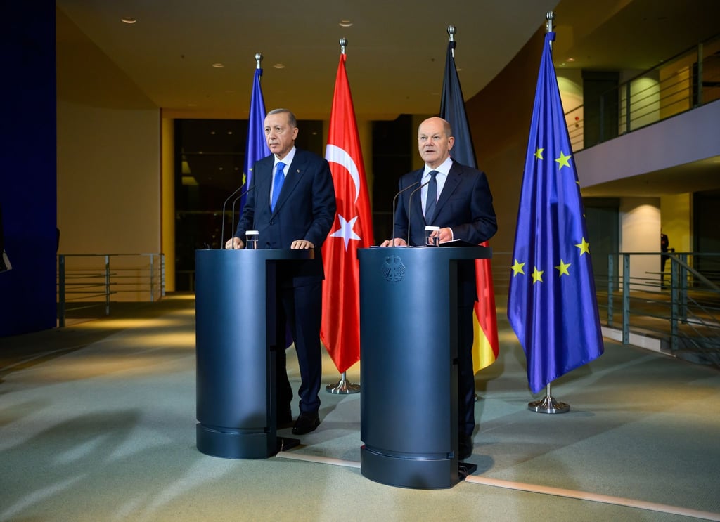 Der türkische Präsident Recep Tayyip Erdogan (l) hatte bei seinem Besuch bei Bundeskanzler Olaf Scholz klargemacht, dass er sich wieder eine stärkere Kooperation im Rüstungsbereich wünscht.