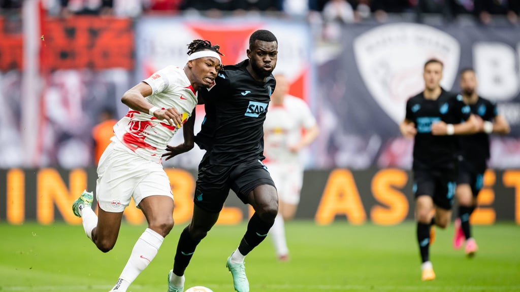 Mohamed Simakan (l.) im Zweikampf mit Hoffenheims Ihlas Bebou.