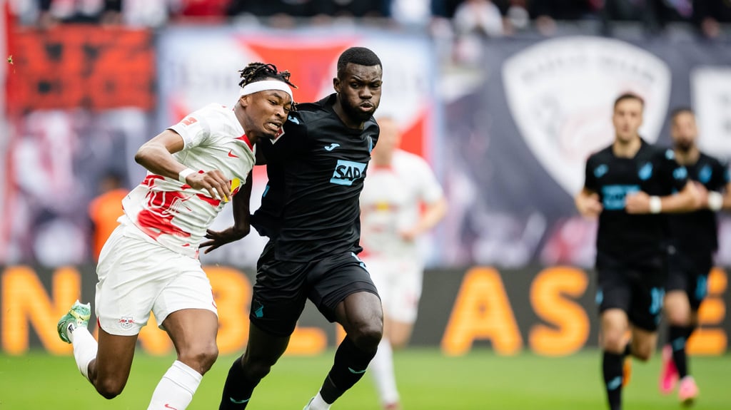 Mohamed Simakan (l.) im Zweikampf mit Hoffenheims Ihlas Bebou.