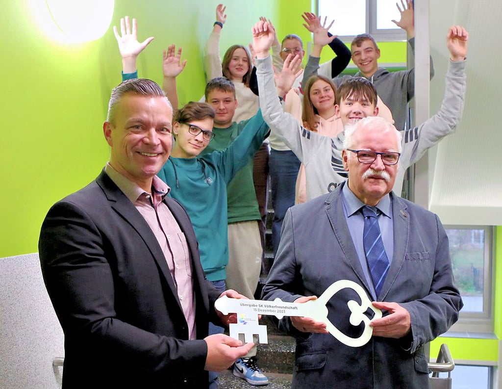 Landrat Andy Grabner übergibt Schulleiter Uwe Herrmann den Schlüssel.