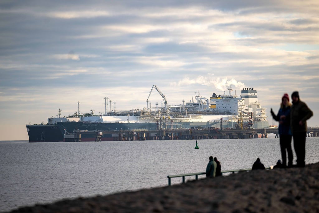 Das mit verflüssigtem Erdgas beladene Tankschiff „Maria Energy“ (hinten) liegt am schwimmenden LNG-Terminal, dem Spezialschiff „Höegh Esperanza“.